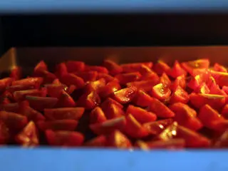 风味独特的——油渍番茄,放在120度的烤箱，低温烘烤2个小时左右。