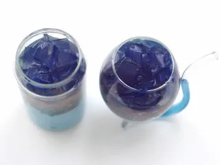 蓝蝴蝶奶冻西米露,水晶果冻切块放入杯子上面。