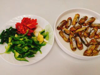 家常菜+爆炒蛏子,将全部食材洗净切好备用