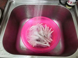 美味小吃,老坛酸辣鸡爪,冲洗鸡爪,三遍以上