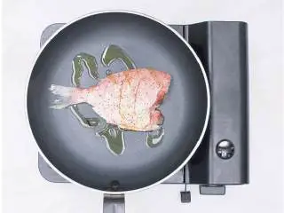 香煎红鱼佐泰式风味酱汁,煎锅大火烧至冒烟,加入10毫升橄榄油 ,转小火。放入红鱼加盖煎2分钟后翻面再加盖煎2分钟,盛出备用。