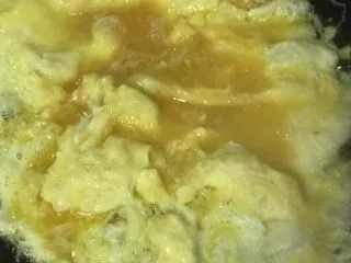 云南风味炒米线,冷油倒入打散的鸡蛋翻炒