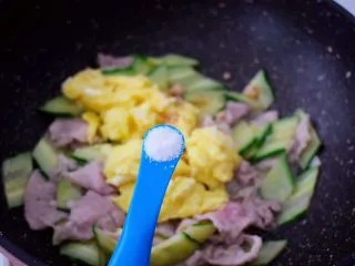 黄瓜鸡蛋炒肉片,再根据个人口味加入适量的盐调味