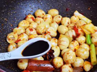 香辣啤酒鹌鹑蛋,加入老抽