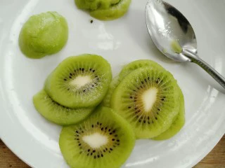 奇异果酸奶棒,把奇异果切片