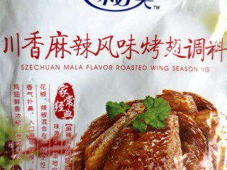 川香麻辣风味烤翅,准备一包调料(如图所示。超市有售)