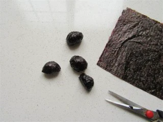 熊猫杯子减肥便当,用海苔把耳朵部分包起来,如果不粘的话,可以海苔上粘少许凉开水