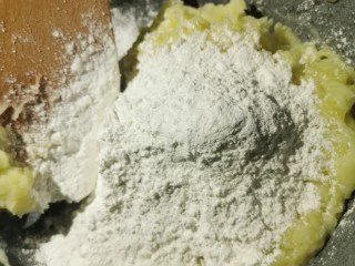 贵阳小吃洋芋粑,加入半碗糯米粉。使劲搅搅搅。盘它