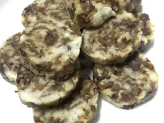 老北京清真小吃-糖卷果,切好块后,去掉保鲜膜。