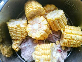 简单好喝的筒子骨玉米汤,加入玉米，