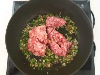 风味炒面 芽菜肉末炒玉米面,加入猪肉末，翻炒均匀