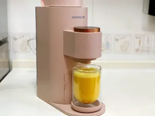 胡萝卜枸杞豆浆,豆浆打好后自动流到接浆杯中。
