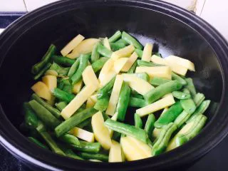 低油低盐健康美味下饭菜 牛背筋粉丝煲,煸炒几下后盖上锅盖儿，改小火焖5、6分钟。