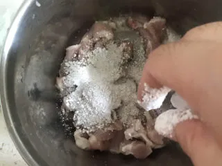 粉鸡汤(阜阳特色小吃),抓两把红薯粉在肉里