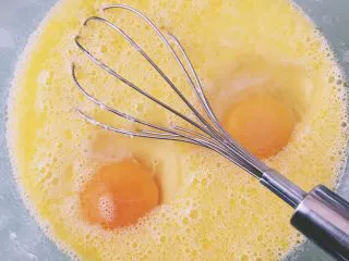 韩国街边快手小吃—鸡蛋面包,打入两枚鸡蛋搅拌均匀