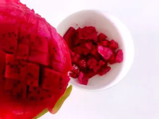 度夏消暑好饮品,火龙果西米露(附西米快熟方法及注意事项),火龙果大块,划十字花刀,取出果肉