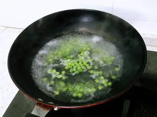 牛奶豌豆热饮,豌豆洗净,锅烧开水,豌豆放锅中煮熟。尽量选鲜嫩豌豆,自带清甜味,好吃,不过,这个季节的豌豆都比较嫩,没有看到长老的。