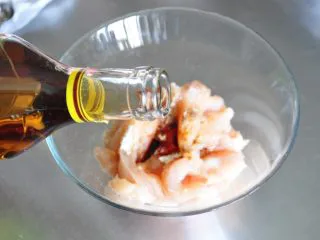 街头小吃自己做---香酥无骨鸡柳,料酒。