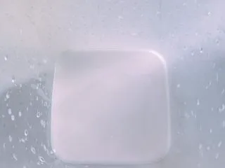 家庭自制凉皮,另外准备一个大碗或者像我这种保鲜盒，把洗过的水倒入盒里