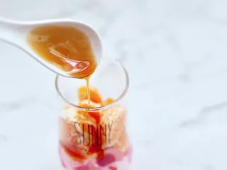 橘子蔓越莓蜂蜜冰饮,加入蜂蜜搅拌，调味增加口感。