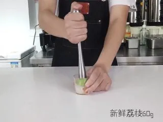 轻松get一杯高颜值夏日饮品,将新鲜荔枝挤压出果汁