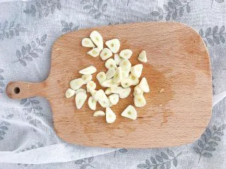 新年餐·茄汁大虾,大蒜切片