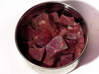 陕西小吃—肉夹馍,牛肉切块洗净后用清水浸泡一小时,以去除血腥。