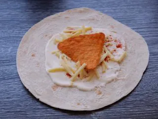 秘制异国风味鸡胸肉腌料&绝佳搭配 （减肥必备）,在卷饼上先涂一层酸奶油 撒上辣椒粉 放上芝士 放上玉米脆片一片