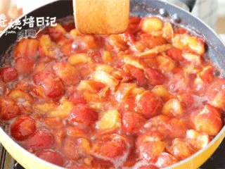 山楂之恋在秋季,经典小吃都在这了~,用中火煮软,晾至温热。