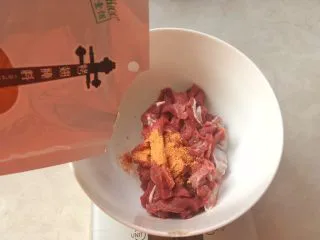 意式红烩牛柳酥,将切好的牛柳装入容器内,加入酷克壹佰意式红烩风味调味料,搅拌均匀