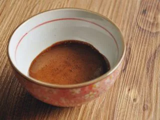 照烧风味鸡腿饭,用不粘锅小火熬煮至质地变浓，呈焦糖色。