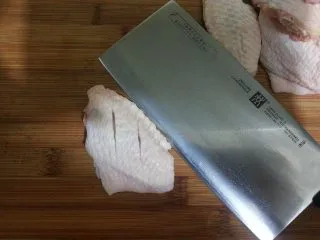 最受欢迎的烤箱菜【新奥尔良风味烤翅】,用刀在鸡翅的两侧各斜切两刀，让鸡翅更好的入味。