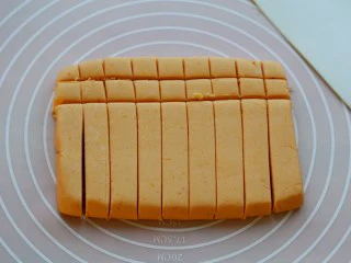 红薯圆红豆汤,将面团整理成长方形，用板子切成小方块。 