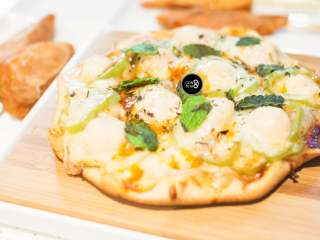 没有烤箱照样做出香浓芝士风味薄底披萨,做pizza最好的面粉当属意大利进口的00粉,不过原料贵,仅有餐厅用的大袋装,家庭烹饪显得不够实用。 既然这次做的薄脆饼皮,脆为先,蓬松感其次。葱姐就选用我们做包子常用的中筋面粉,它比做面包的高筋粉柔软,比做蛋糕的低筋粉有韧性,通过添加酵母微发酵的方式来增添少许蓬松感,以此模仿pizza的饼皮。 也有朋友通过高筋面粉和低筋面粉配比的方法,获得不错的厚软饼底,有烤箱的朋友不妨一试。