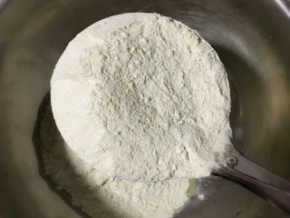 大同特色小吃苦荞粉,盆中加入2勺苦荞面粉