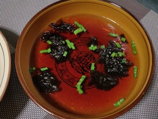 #地方特色小吃# 自制龙抄手,加入骨汤调匀。若没有熬骨头汤,放煮抄手的面汤也可以