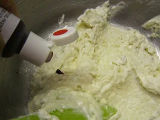 法式甜点马卡龙,加入一滴食用红色素抄底翻拌并用刮刀在盆边上抹个10来下