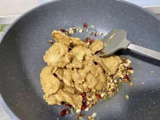 椒香鱼块➕椒香风味龙利鱼块,转中大火，加入炸好的鱼块，翻炒均匀