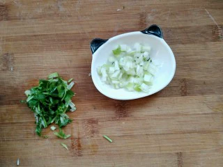 菠菜煎饼果子,准备葱花和香菜。