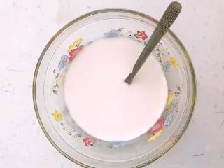 东北风味 蒸千子,玉米淀粉加入冷水，调匀，做成水淀粉