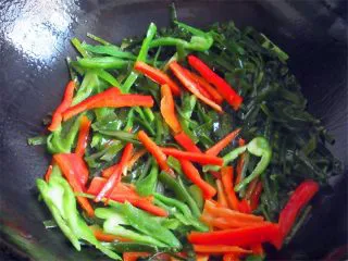 可爱的企鹅饭团,随便烹饪一份家常菜,注意家常菜不要大块的,大块的会不容易包