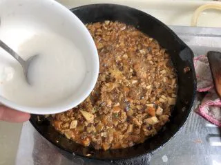 土豆的101种吃法➕火山肉末土豆泥,加入两小勺水淀粉,转大火煮到汤汁黏稠。