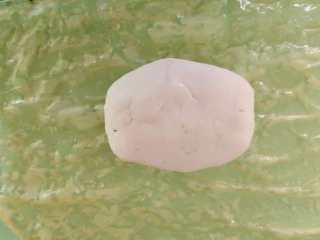 豆腐皮粄~客家小吃,包好馅的面团,放在豆腐皮上,我这豆腐皮大小刚刚够包四个粄,大家看着包哈😄