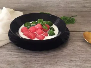 双色果蔬芋圆,煮好的芋圆盛入碗中,加入牛奶或者糖水即可食用!