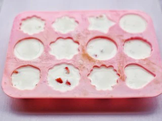 少女风的草莓牛奶冻,盖上盖子或者保鲜膜，放入冰箱冷藏2小时以上！