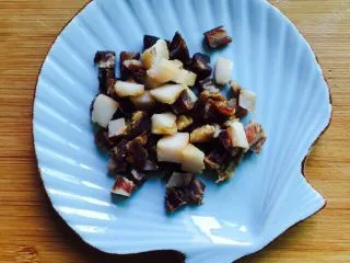 温州风味美食～炒芥菜饭,腊肉清洗干净切丁备用