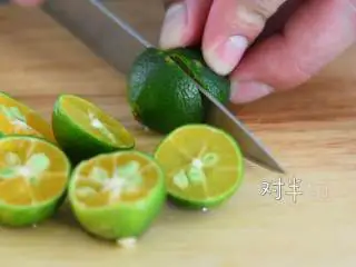 养乐多青柠绿茶—简单易学的小清新饮料，奶茶铺点单率超高,小青柠对半切开。 