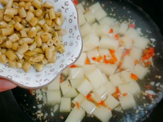 特色小吃米豆腐,再加酸豆角在煮两分钟即可