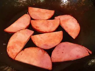 手抓饼开心早餐,火腿煎至两面略带脆皮更加好吃