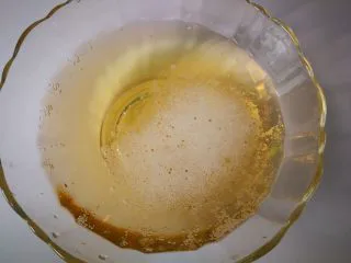 家常菜啤酒鸡翅,啤酒一瓶，为了拍照，倒到碗里了。